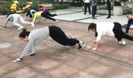 爬行运动正确姿势视频